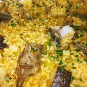Arroz de bacalao, alcachofas y ajos tiernos