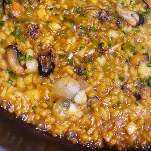 Arroz de choquitos, mejillones y ajos tiernos