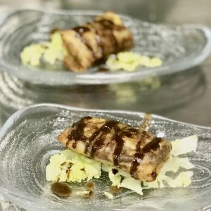 Crujiente de manita de cerdo con morcilla de Burgos