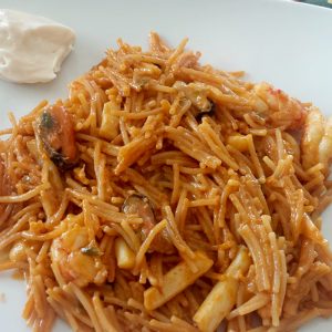 Fideuá de cabracho, rape y sepia